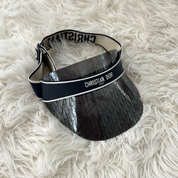 Super cute navy logo visor - vacation vibes!